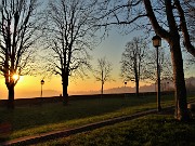 58 Il sole si abbassa all'orizzonte
